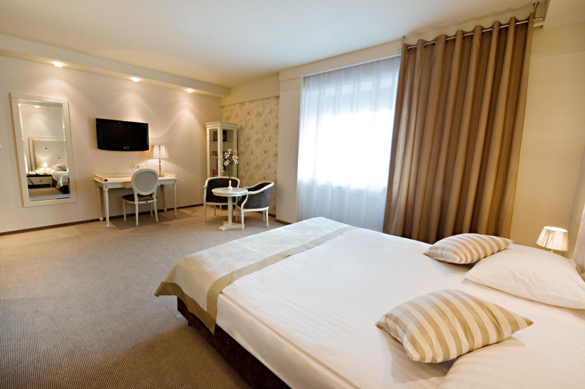 Hotel Prezydencki 4-Star ジェシュフ エクステリア 写真