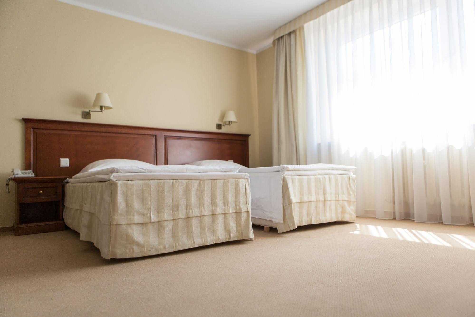 Hotel Prezydencki 4-Star ジェシュフ エクステリア 写真