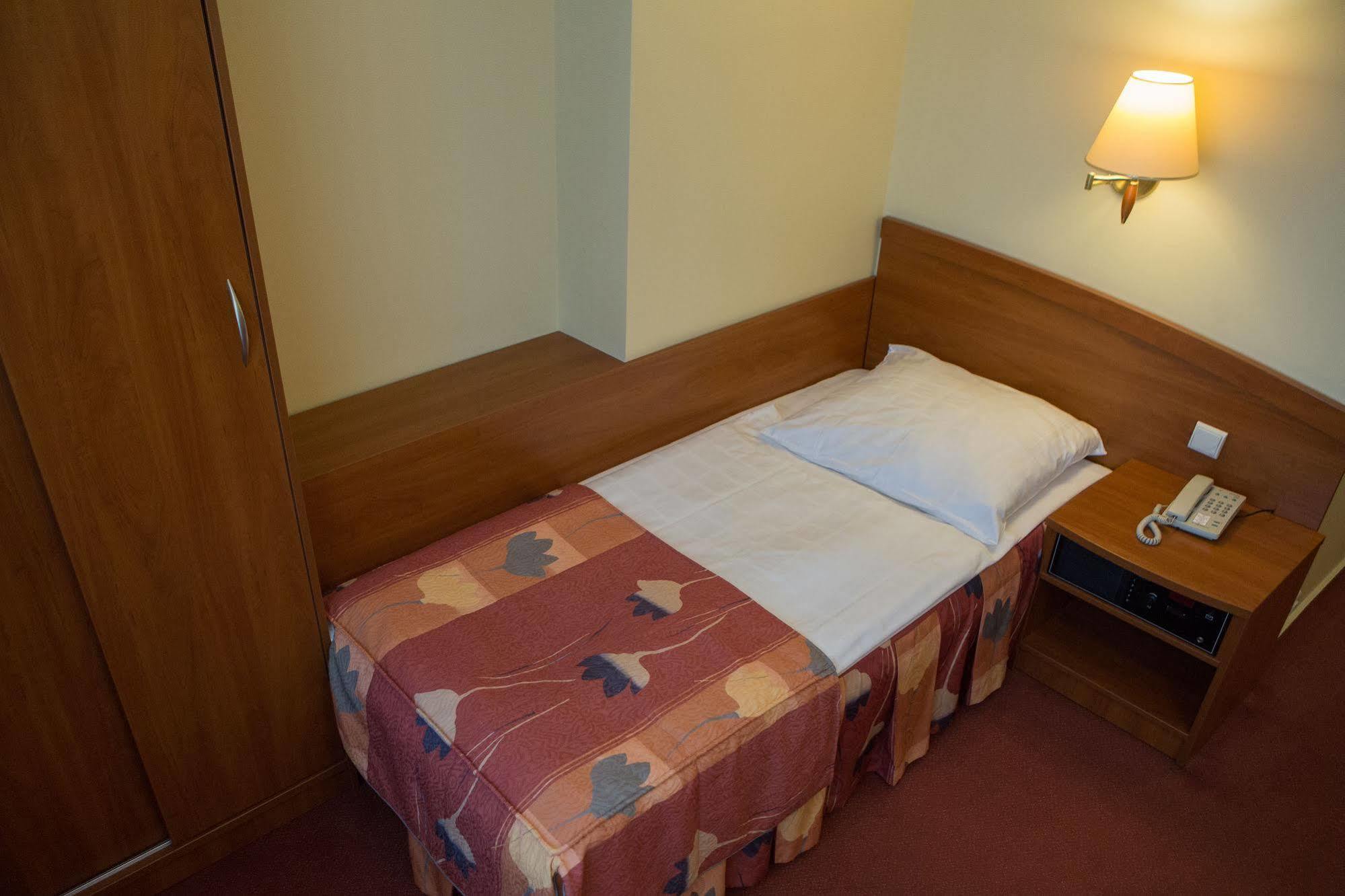 Hotel Prezydencki 4-Star ジェシュフ エクステリア 写真